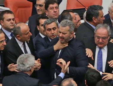 Χαμός ξανά στο τουρκικό κοινοβούλιο- Σπρωξίματα και βρισιές μεταξύ βουλευτών (φωτο)